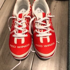 red wings tennis shoes